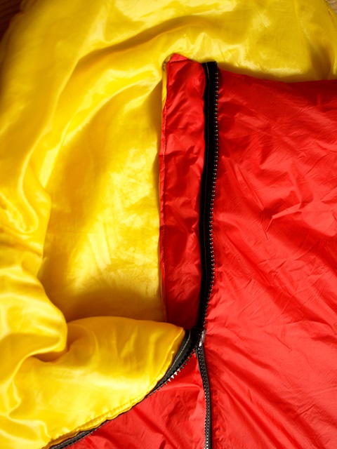 Dicker Reißverschluß mit Abdeckleiste am ultraleichten Kinderschlafsack